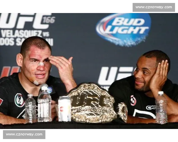 丹尼尔科米尔与凯恩巅峰对决揭示重量级搏击王者真实力 丹尼尔科米尔与凯恩巅峰对决揭示重量级搏击王者真实力